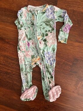 Posh Peanut Erin ruffled zippered footie 18-24 months